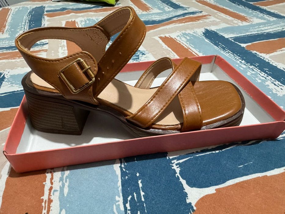 Срочно продам Новые Босоножки