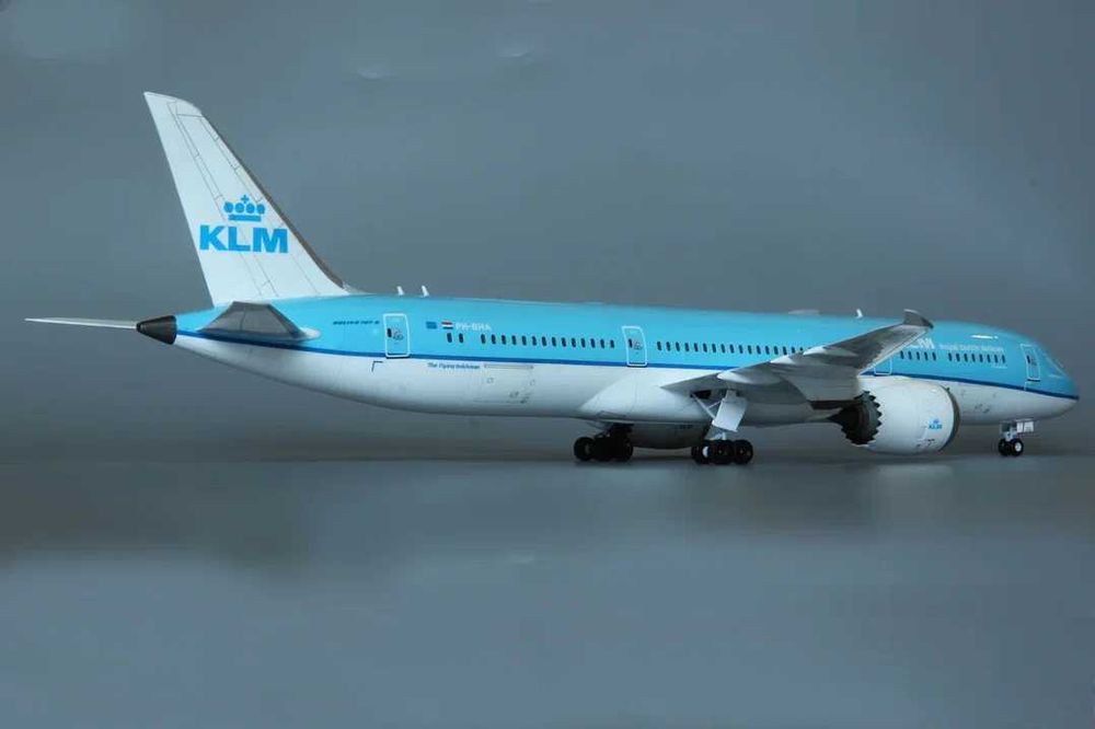 Модель самолёта Boeing 787-900