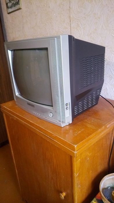 Телевизор маленький.