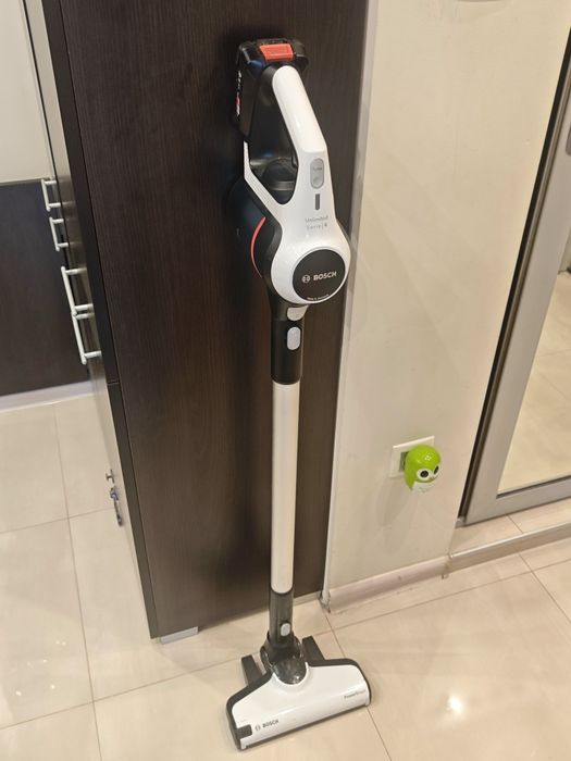 Вертикална прахосмукачка на батерия BOSH