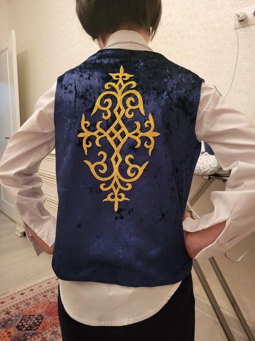 2 жилета на рост 135-140 см