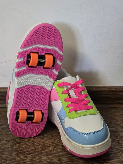 Adidasi cu role detasabile