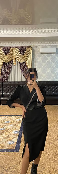 Черное платье с разрезом