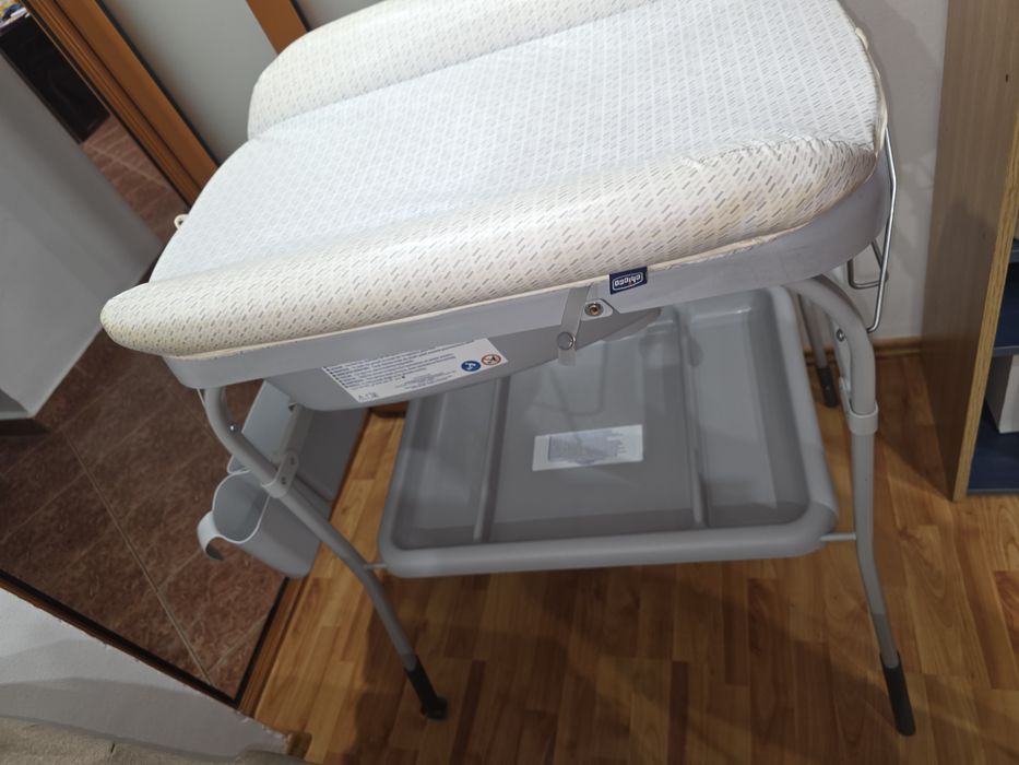 Masă de schimbat cu cadiță