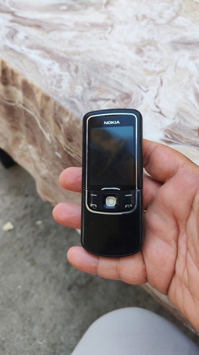 Telefoane Nokia 6230i și Nokia 8600 luna