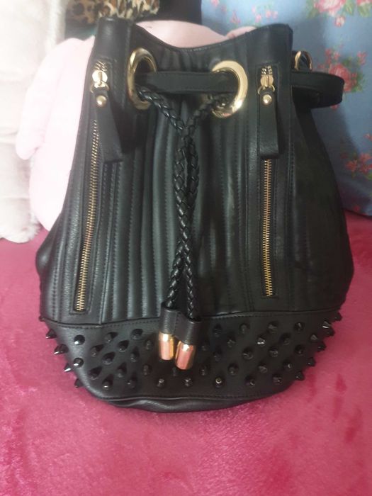 Rucsac nou geanta neagra cu accesorii aurii stil sac