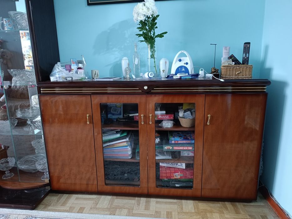 Продаем горку в гостиную/зал.