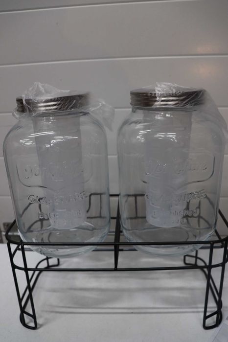 Koмплект стъклени буркани за напитки със стойка