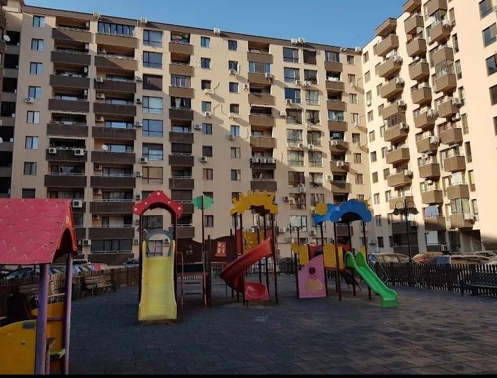 Продавам 5 паркоместа в Оазис 4