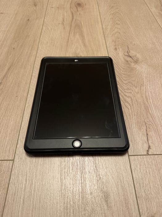 iPad 6th generation, 9.7 inch, culoare aurie + Husa