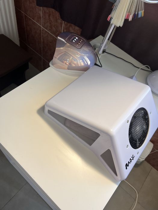 Aspirator praf unghii