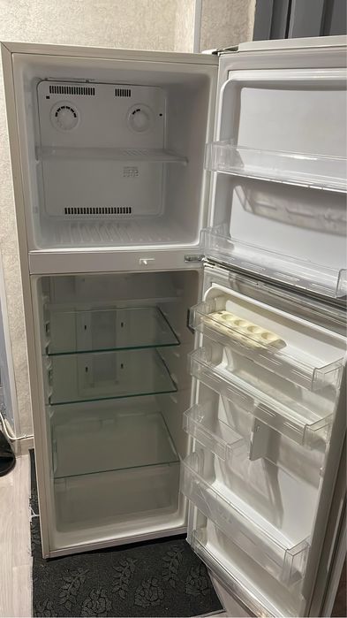 Холодильник с морозильником сверху