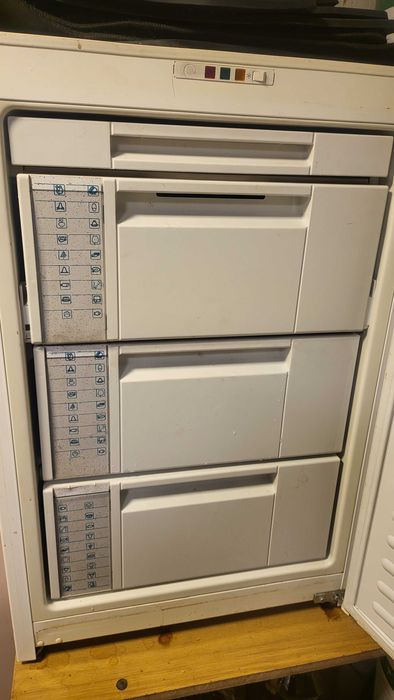 Продавам фризер БЕКО