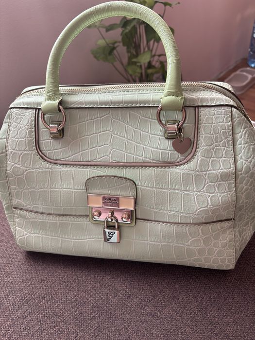 Дамска оригинална чанта на Guess