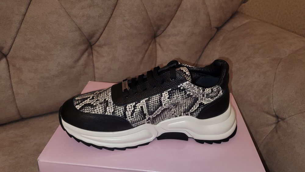 Женские кросы 39р