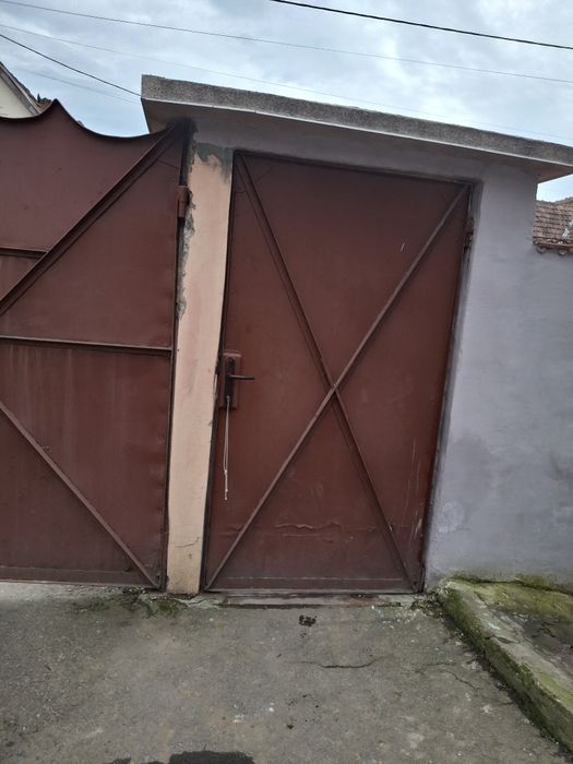 Vând poartă în stare bună