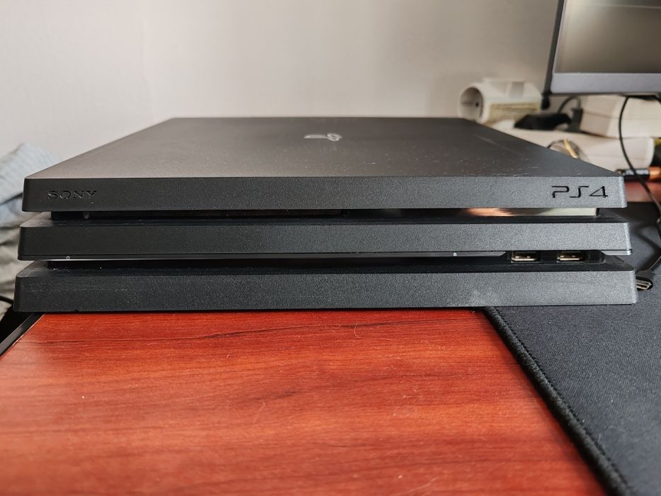 Play Station 4 pro 1tb +2 manete și un joc
