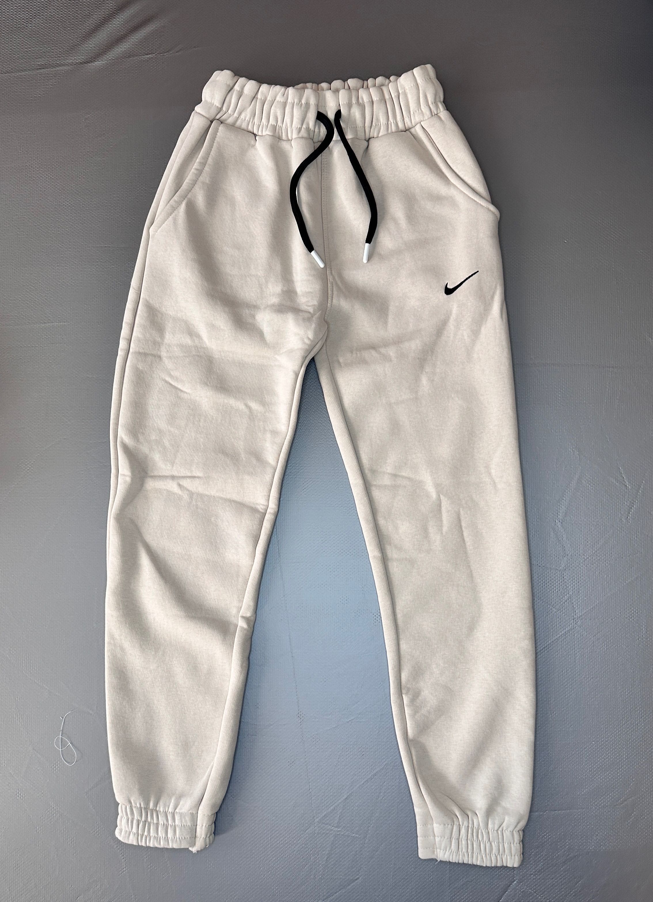 Дамски анцуг Nike гр. Смолян Нов център • OLX.bg