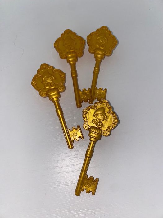 Оригинальные аксессуары и одежда для кукол Monster High