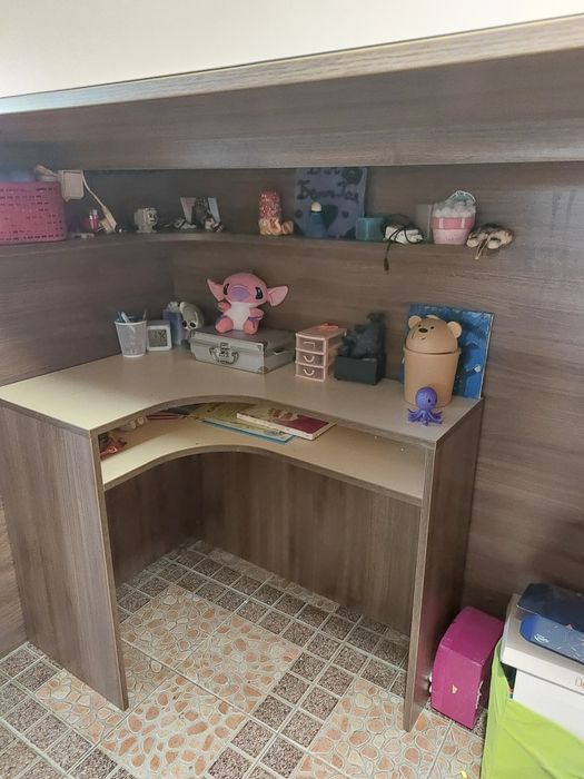 Двуетажно легло с бюро