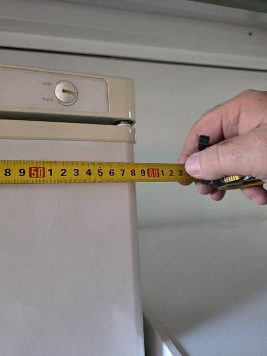 Продавам вертикален фризер Gorenje – голям, работещ