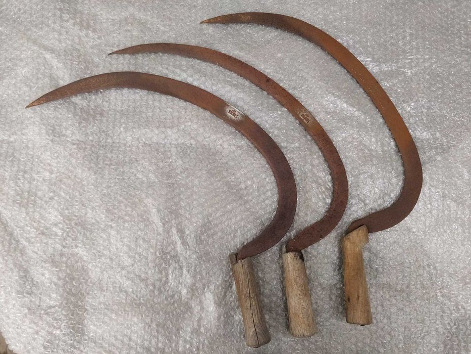 Старинна диканя и три сърпа