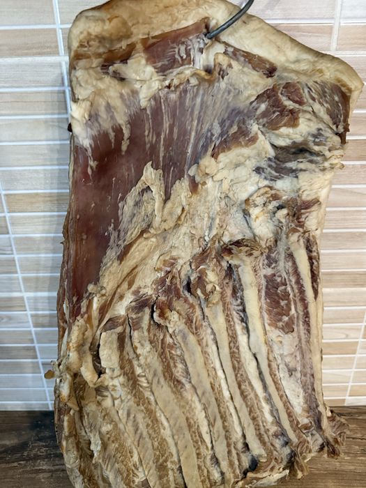 Vindem şuncã, slãninã şi alte mezeluri