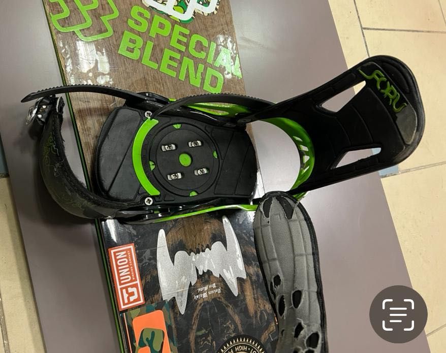 Placa snowboard Forum si boots Deeluxe