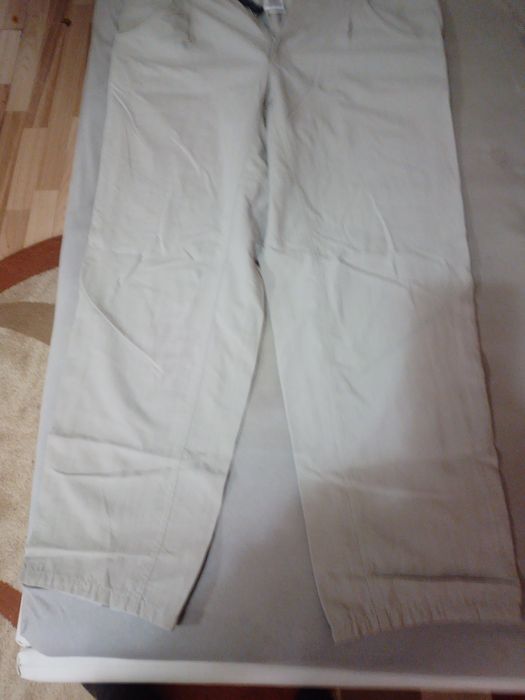 Pantaloni vara diferiti