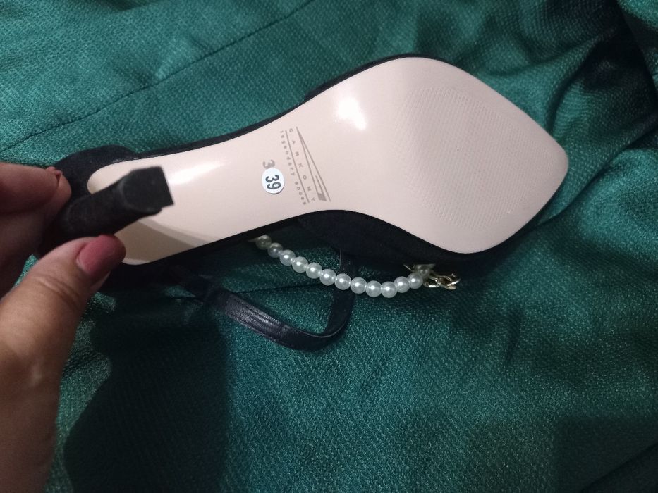 Sandale noi de ocazie, elegante , cu floare decorativa și cu lanțuri detașabile.