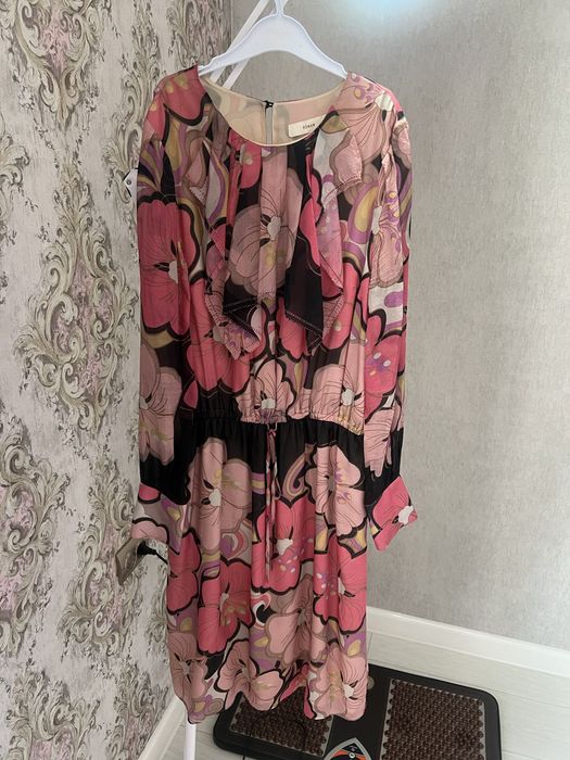 Продаю платье хороших фирм