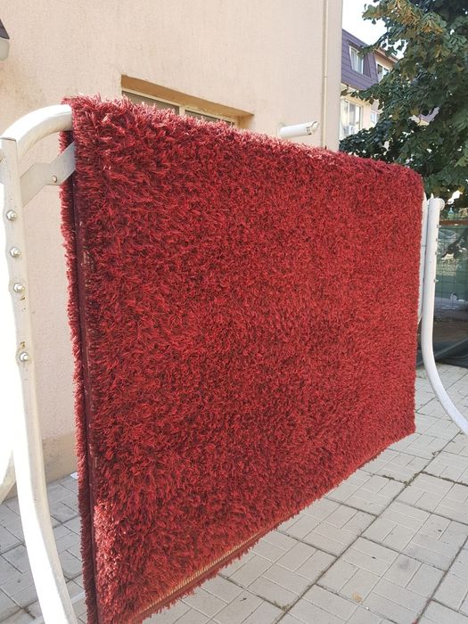 Vand 3 covoare :visiniu L 2.30 l. 1.50; rosu L 3m .l-1.50 crem L2m-l1m