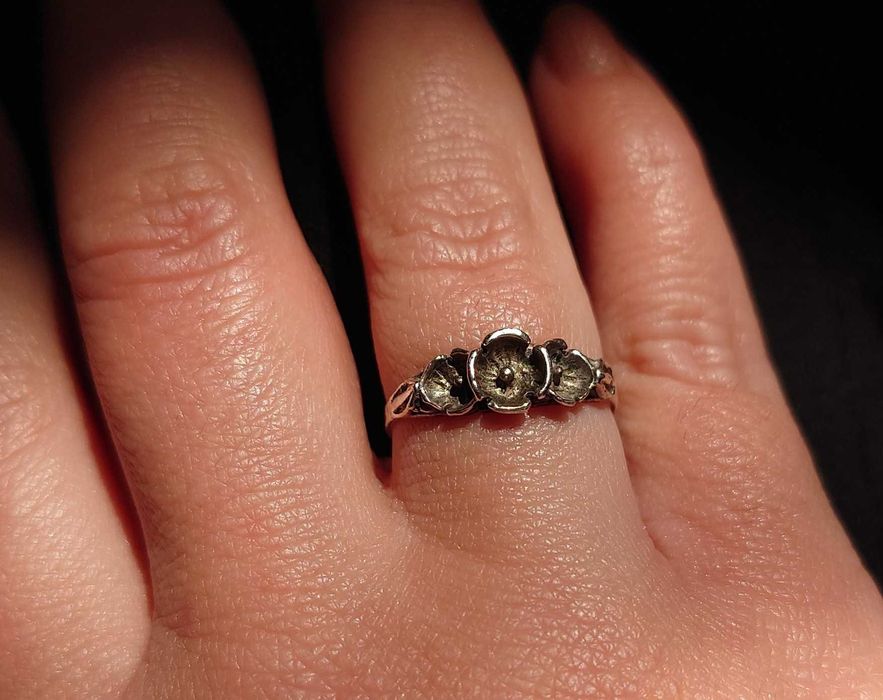 Сребърен пръстен с цветя