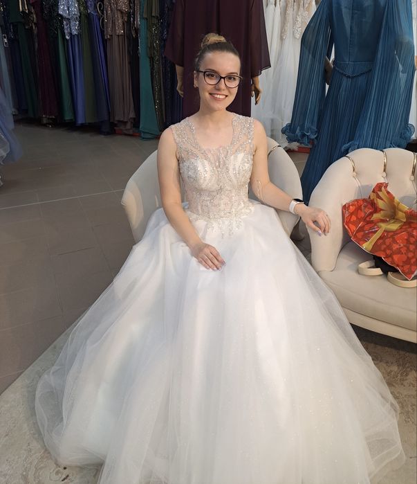 Vand rochie de mireasa cu voal si cerc
