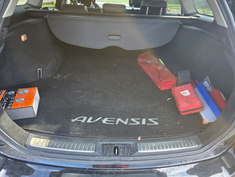 Продавам Тойота Авенсис