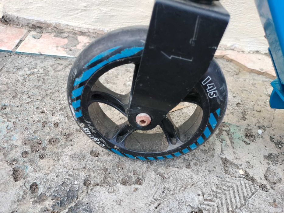 Vănt trotinetă cadru aluminiu cu roți turnate în stare foarte bună