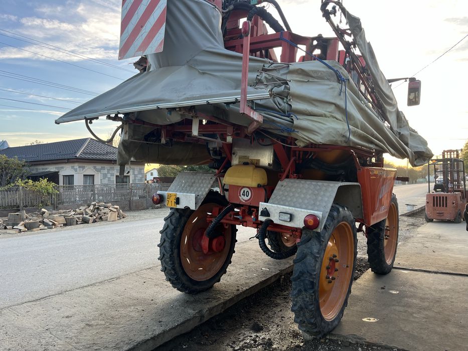 Autopropulsata Erbicidata/Stropit 18m sau schimb cu Tractor John Deere