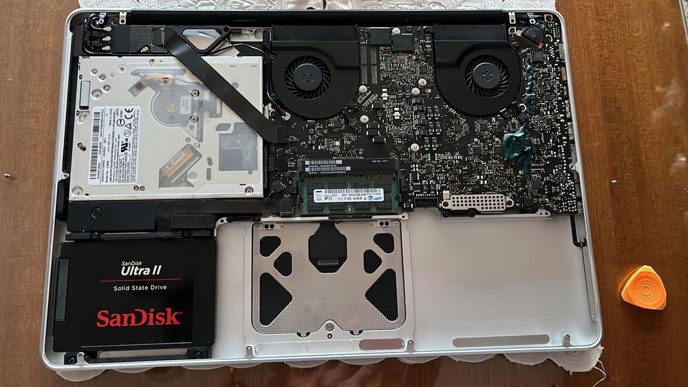 MacBook Pro 15 (2011) - за части + две батерии