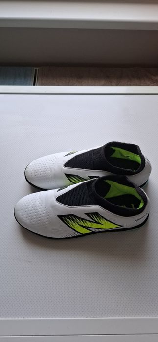 Детски футболни стоножки New balance Tekela V4