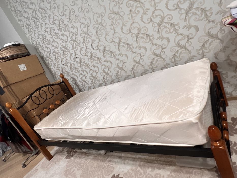 Кровать с матрасом