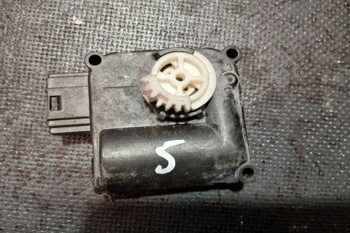 Motoras clapeta aeroterma dreapta 4F0820511A 0132801359 4F0820511A 01