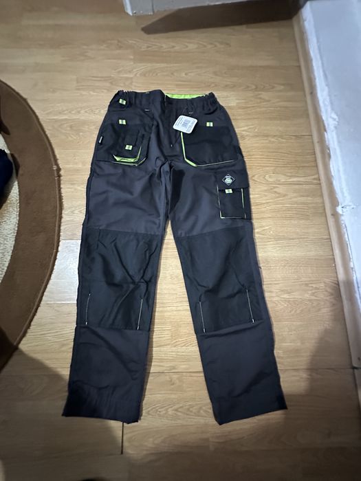 Pantaloni, bluze si geci  noi de munca