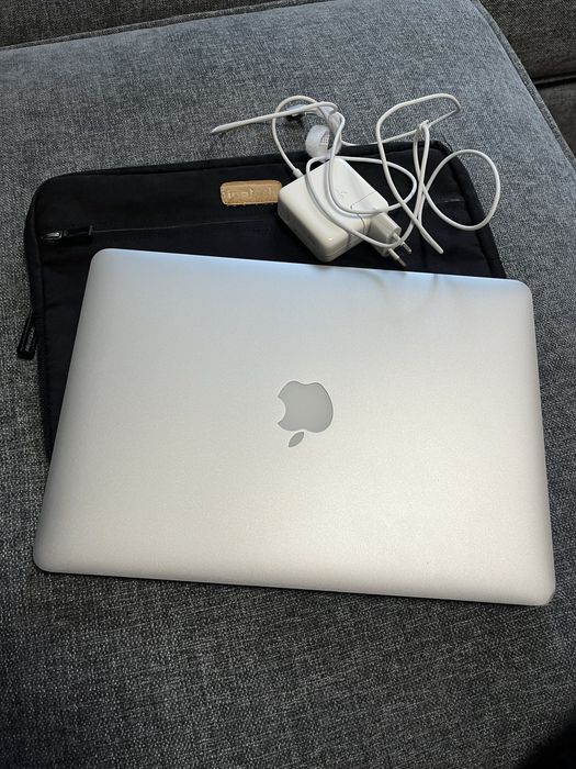 Продам MacBook Air 13" (2017), модель A1466 + чехол