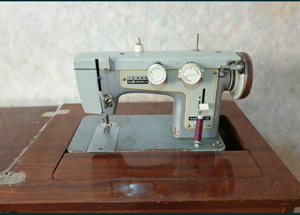 Чайка - 3 швейная машинка с тумбой