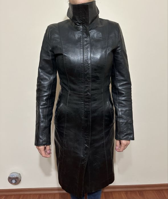 Дълго  дамско кожено манто.