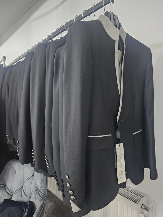 Vând un stoc en-gross de costume bărbați