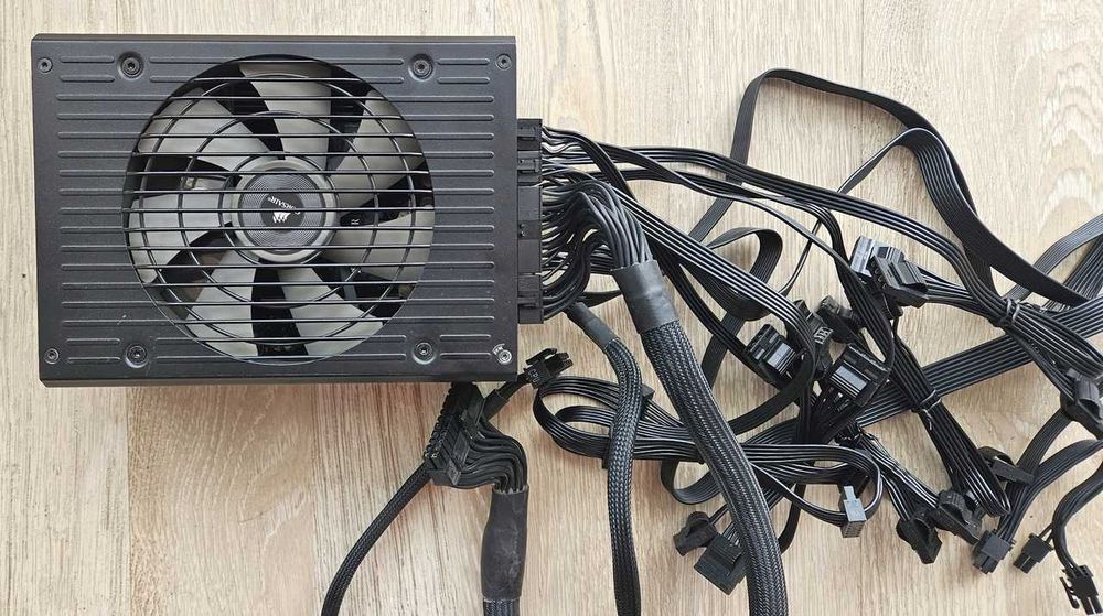 Sursă profesională Corsair HX1200 1200W Full Modulară 80+ Platinum
