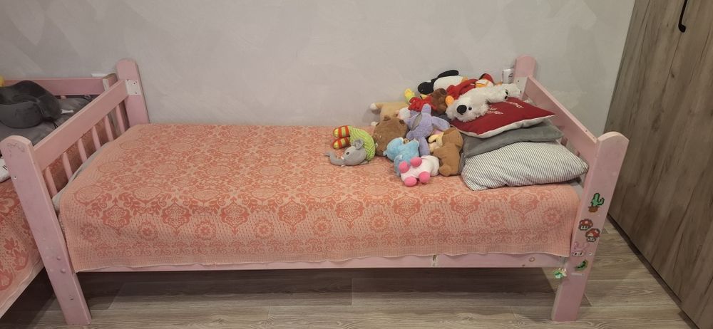 Продам кровати с матрасом.