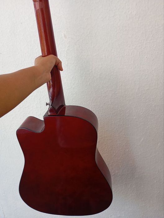 Yangi gitara sotiladi