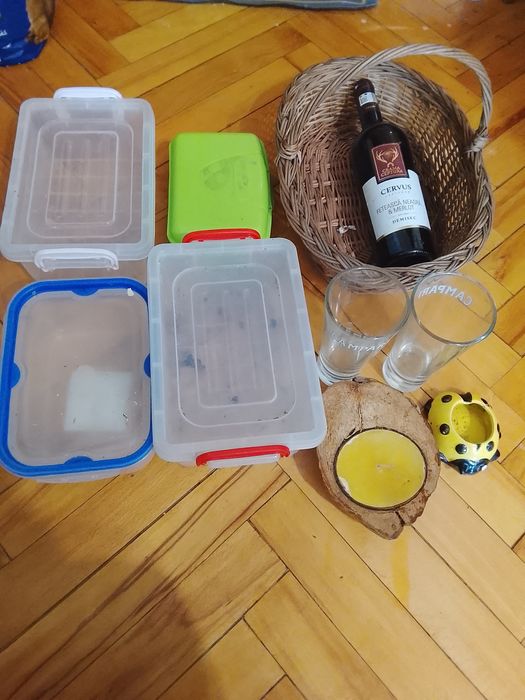 Donez casolete o sticlă de vin pahare etc...